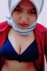 Karyawati Jilbab Pamer Depan Kamera